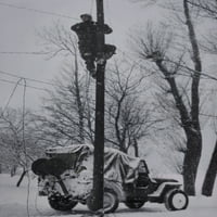 S. Vojni signal Corp Lineman Popravljajući oštećene telefonske linije u Francuskoj. Zima 1944.- istorija