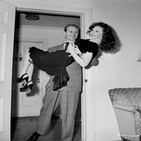 Susan Hayward koji je nosio čovjek u odijelu i kravatu fotografija