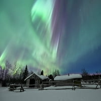 Sjeverna svjetla iznad stare kabine u Yukonu, Kanada. Poster Print Jonathan Tucker StockTrek Images