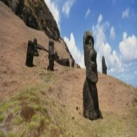 Pogled niskog ugla statua Moai, arheološkog nalazišta Tahai, Rano Raraku, Uskršnje ostrvo, Čile Poster