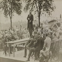 Ispis: Theodore Roosevelt stoji na stolu koji govori sa sjedenjem