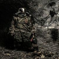 Pošaljite apokaliptično stvorenje sa mačetom, skrivajući se u tamnom tamnom tunelu. Print postera Oleg Zabielin StockTrek Images