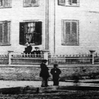 Lincoln i sinovi, 1860. Nabraham Lincoln sa svojim sinovima Willie i Tad u njihovom domu u Springfieldu,