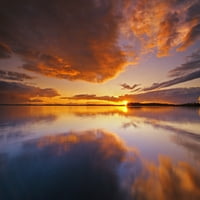 Kanada, Ontario, Pokrajinski park Pakwash Lake. Oblaci su se odrazili u pakwash jezeru na zalasku sunca.