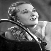 Dorothy Mackail sjedenje i smiješka fotografija Ispis