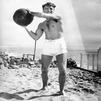 Burt Lancaster Beefcake 1950 na plaži Holding Ball Poster