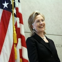 Hillary Clinton govori u američkoj ambasadi u Ottawi tokom sastanka ministara g strane g. Mart 2010.
