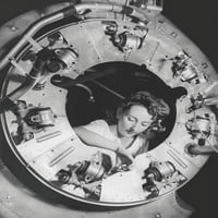 Žena sastavlja deo kuhanja B-bomber motornog plaka za plakat za štampanje Stocktrek Images