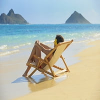 Havaji, Oahu, Kailua, Lanikai, prekrasna žena salona na udaljenoj plaži. Print plakata