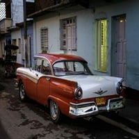 Era Ford Fairlane i šarene zgrade iz 1950., Trinidad, Kuba Poster Print Adam Jones