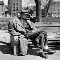 Stariji muškarac koji sjedi na klupi za park i postera za razmišljanje